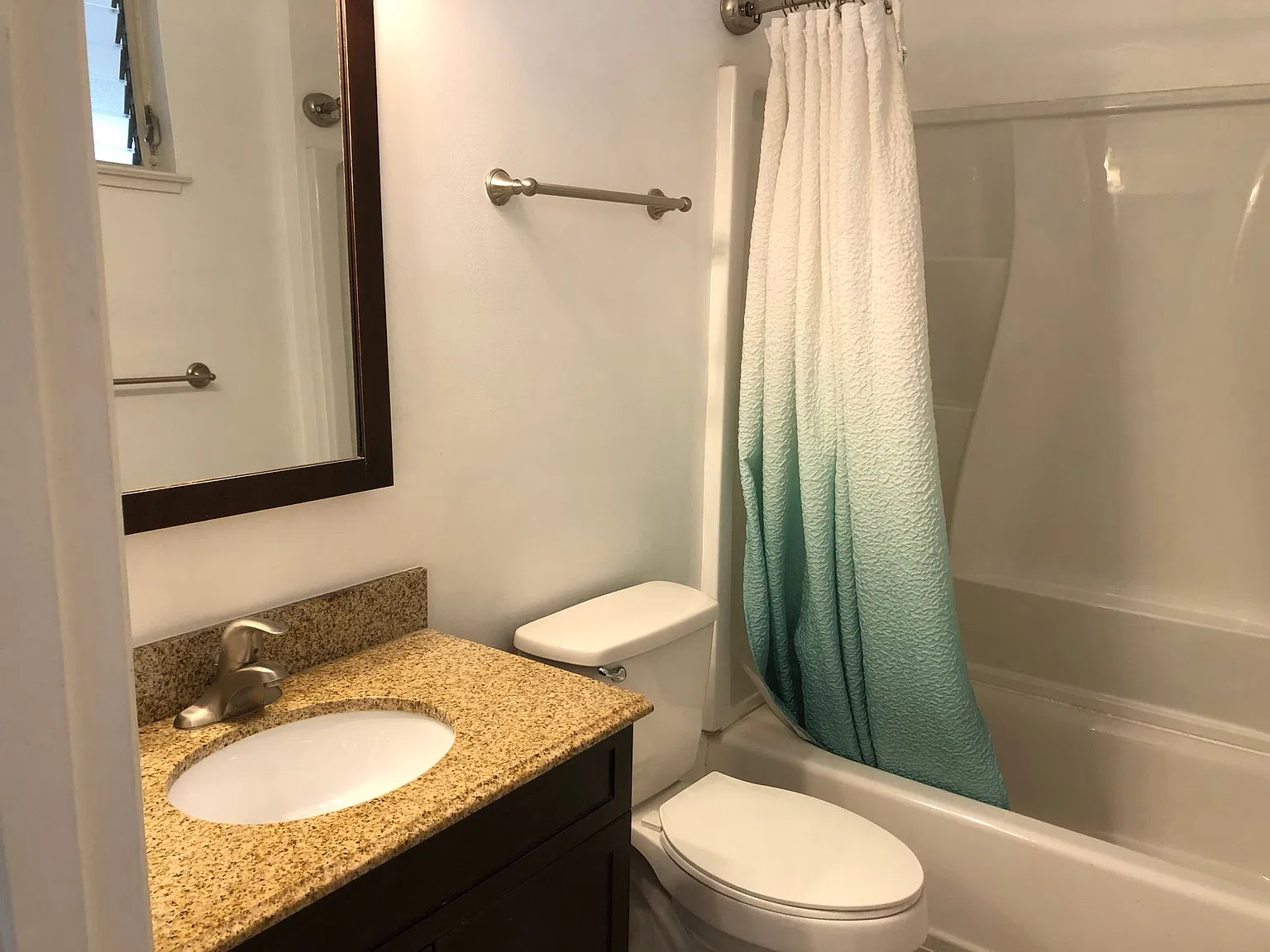 Beautifully Updated 2-Bedroom, 2-Bath Apartment with Private Backyard - San Carlos — Photo 3