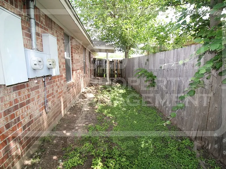 1520 Shoshoni Trl — Photo 29
