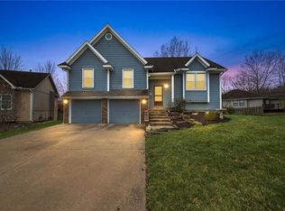 718 S Bittersweet Ct, Lansing, KS 66043