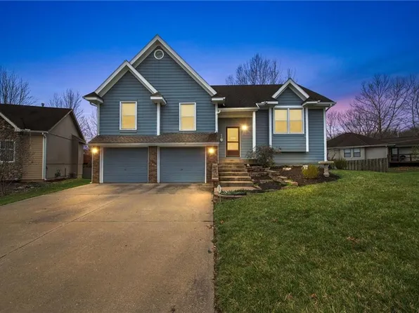 718 S Bittersweet Ct, Lansing, KS 66043