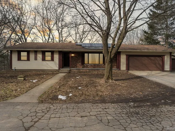 17532 Taylor Lake Rd, Holly, MI 48442