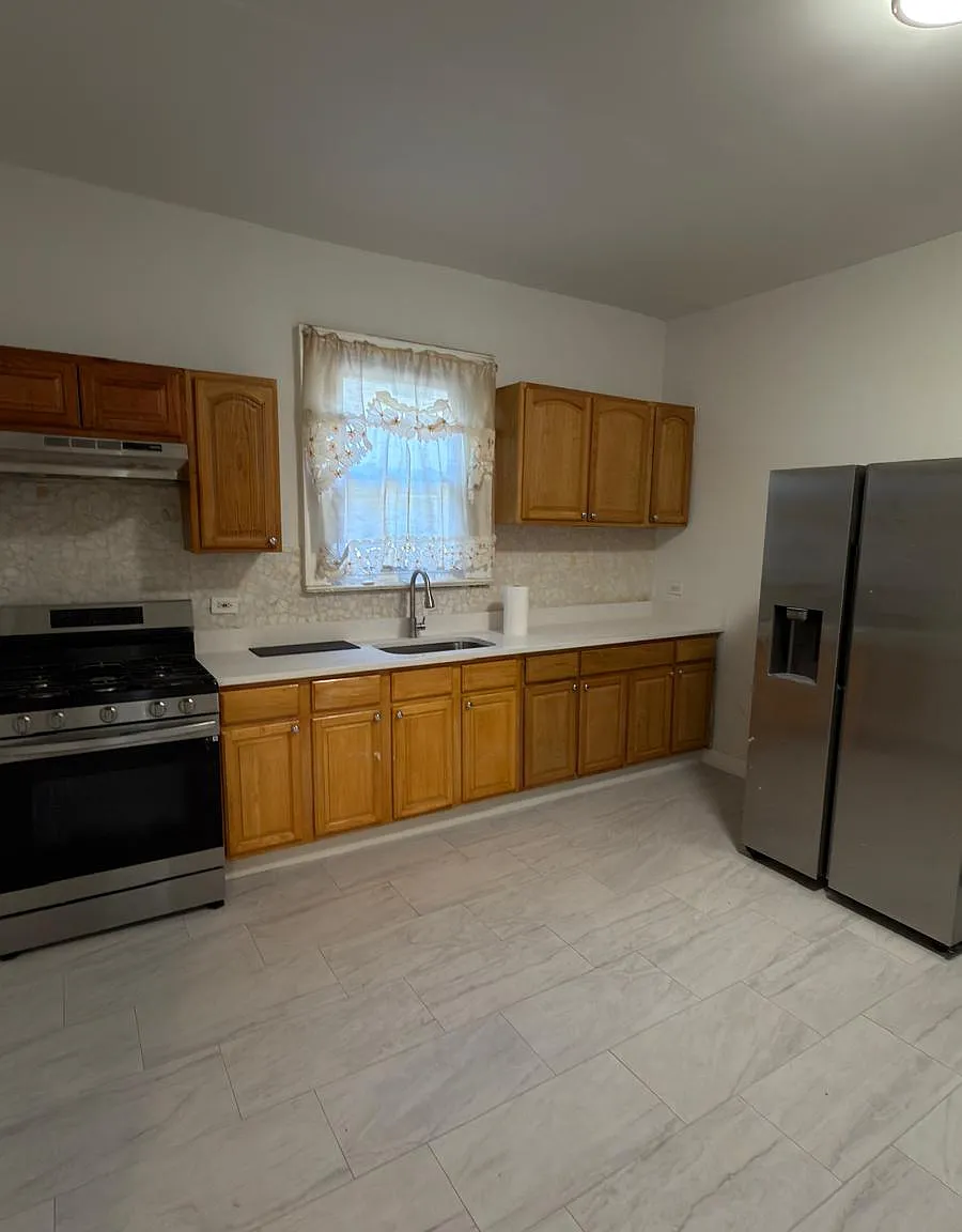 4 bed, 1638 sqft, $3,012 — Photo 2