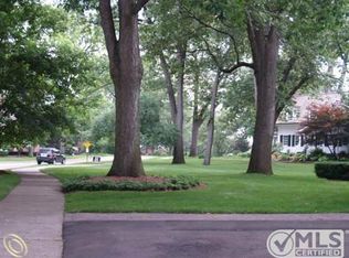 26691 Hendrie Blvd, Huntington Woods, MI 48070