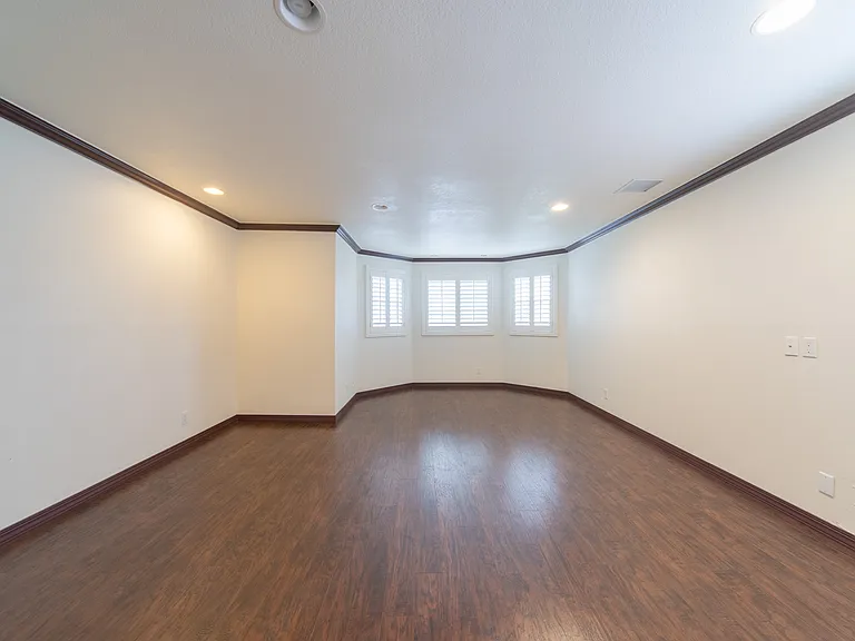218 E Newman Ave — Photo 17