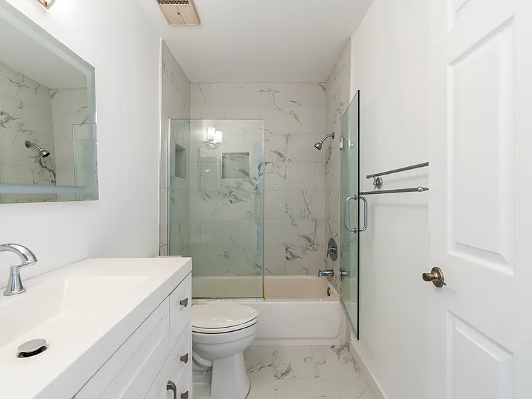 13046 Moorpark St #204 — Photo 11