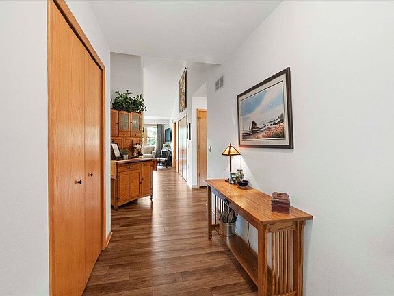 4th image of 209 E Parkview St #C