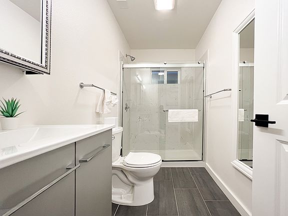 3rd image of 460 28th St #Basement