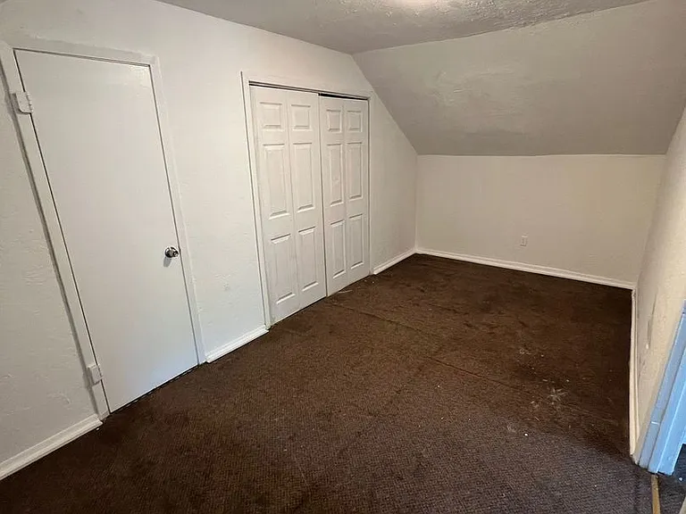 1142 Lyle St — Photo 3