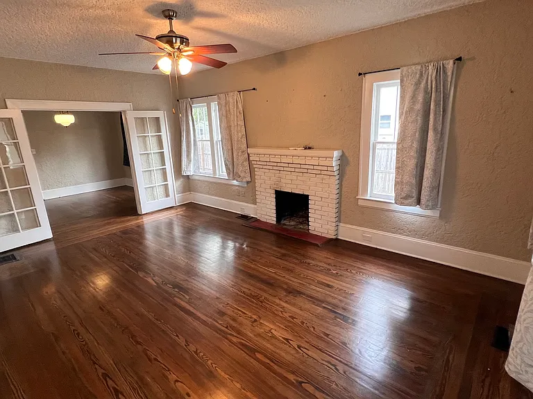 220 Leon Ave — Photo 2