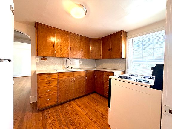 5th image of 321 W Burke St APT 4