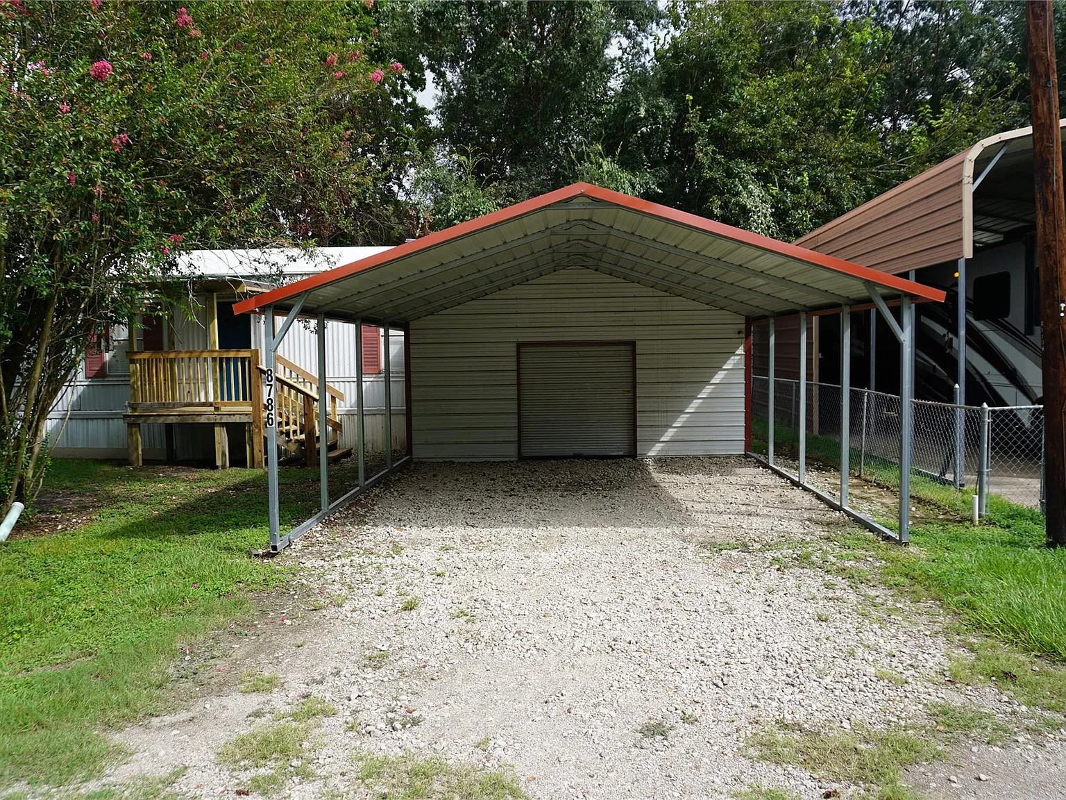 3 bed, 2.0 bath, 1216 sqft, $1,295 — Photo 1