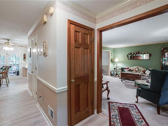 4th image of 1043 Wash Lee Dr