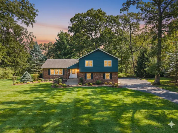 908 Hickory Rd, Woodstock, IL 60098