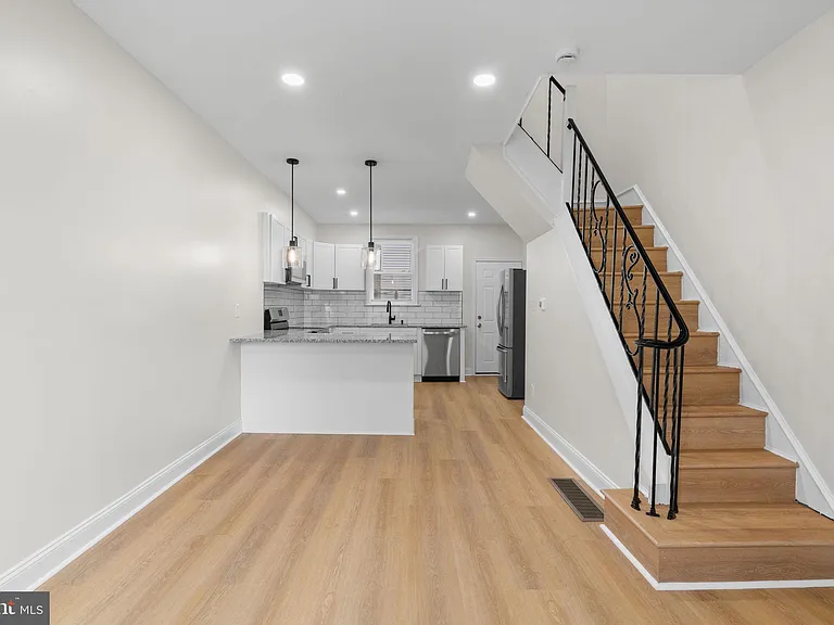 2151 E Stella St — Photo 2