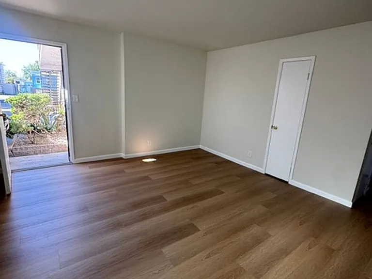 1437 Ward St — Photo 3