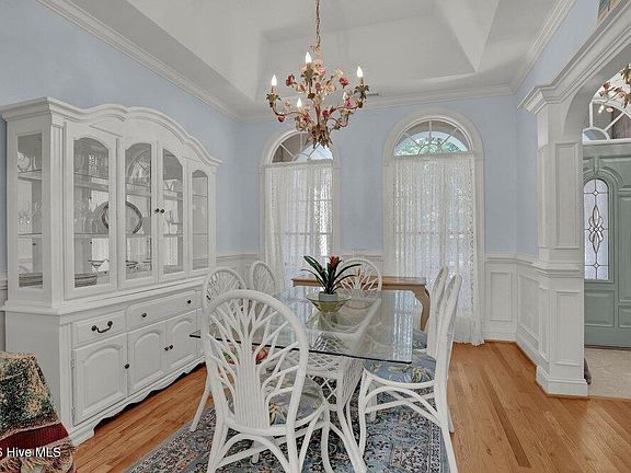 3rd image of 615 Ravenswood Road
