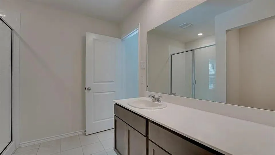 3 bed, 2.0 bath, 1384 sqft, $1,895 — Photo 3