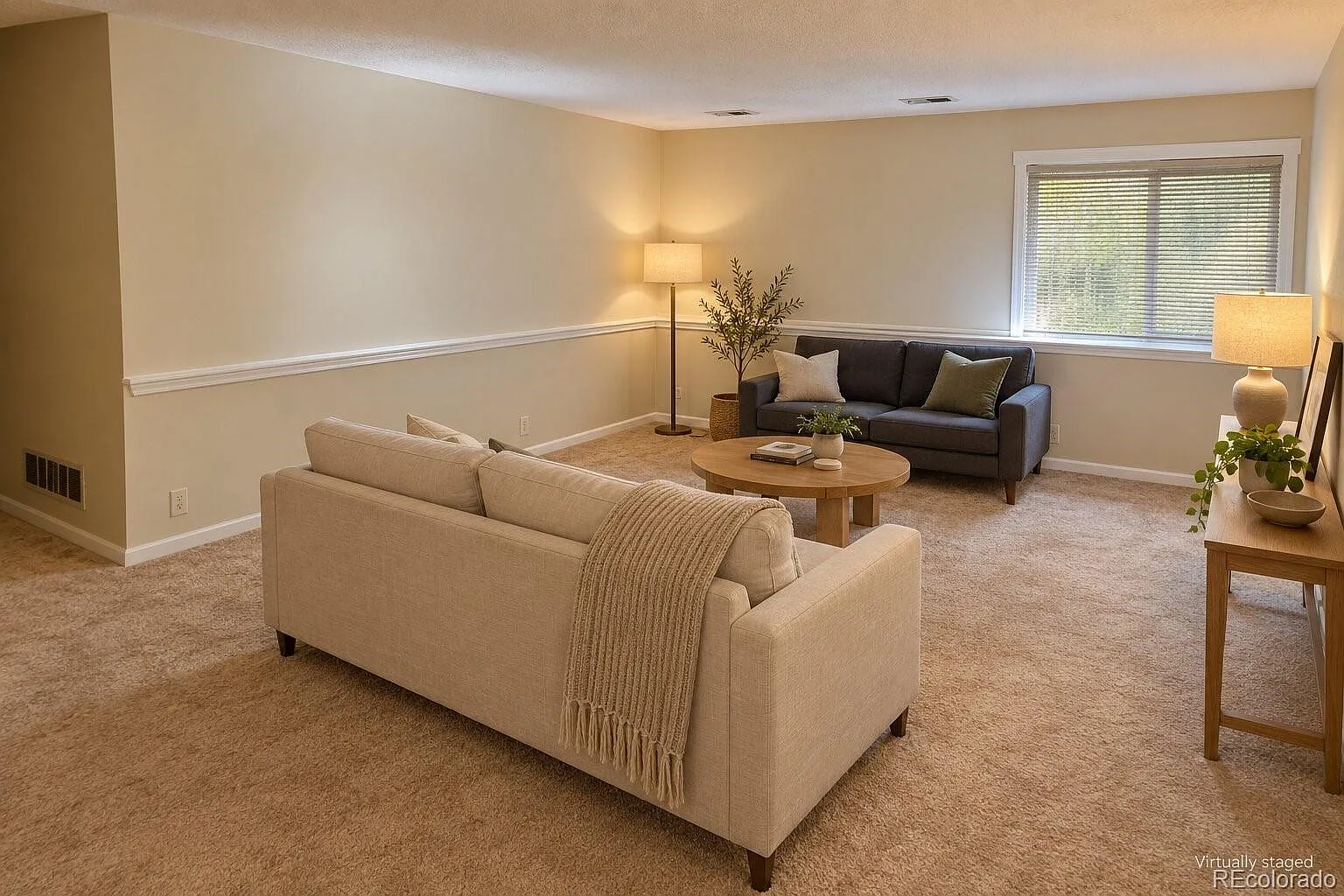 2 bed, 1.0 bath, 1909 sqft, $2,000 — Photo 2