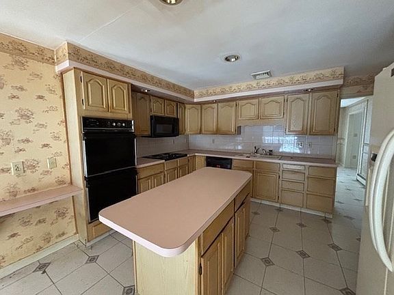 4th image of 16 Anglewood Ln