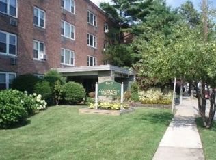 250 W Merrick Rd APT 3B, Freeport, NY 11520
