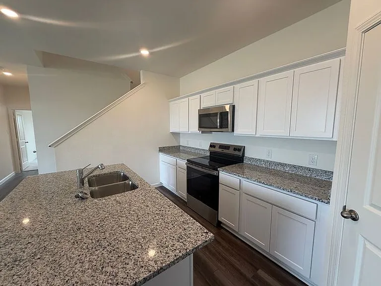 2210 Meadow Park Dr — Photo 10