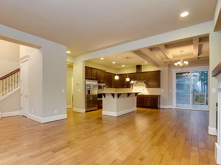 KITCHEN / DINING