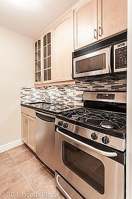 4th image of 30 W 63rd St APT 6G