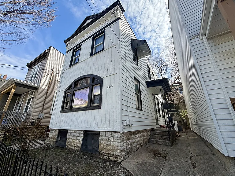 2242 Victor St — Photo 2