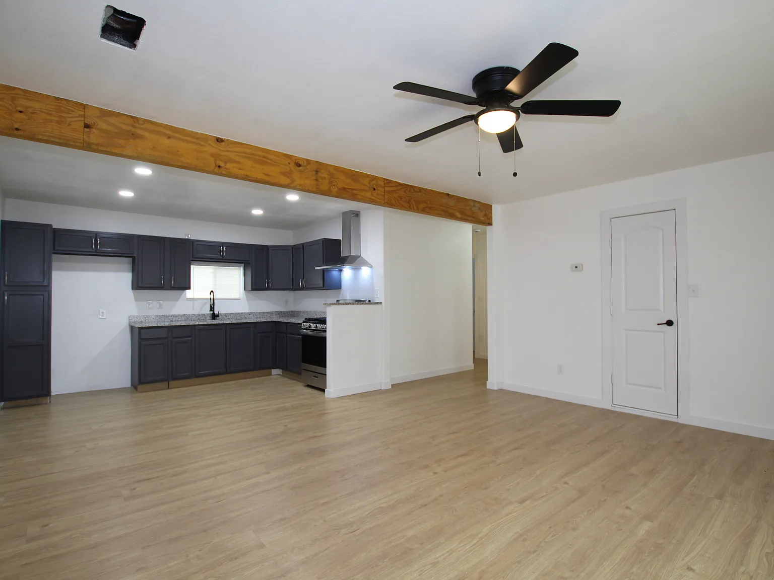 3 bed, 1022 sqft, $1,900 — Photo 2