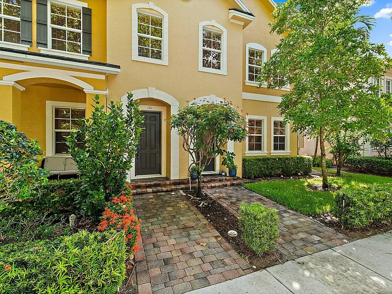 150 Lismore Ln — Photo 3