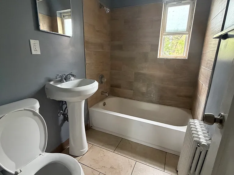293 N Clinton St #E — Photo 2