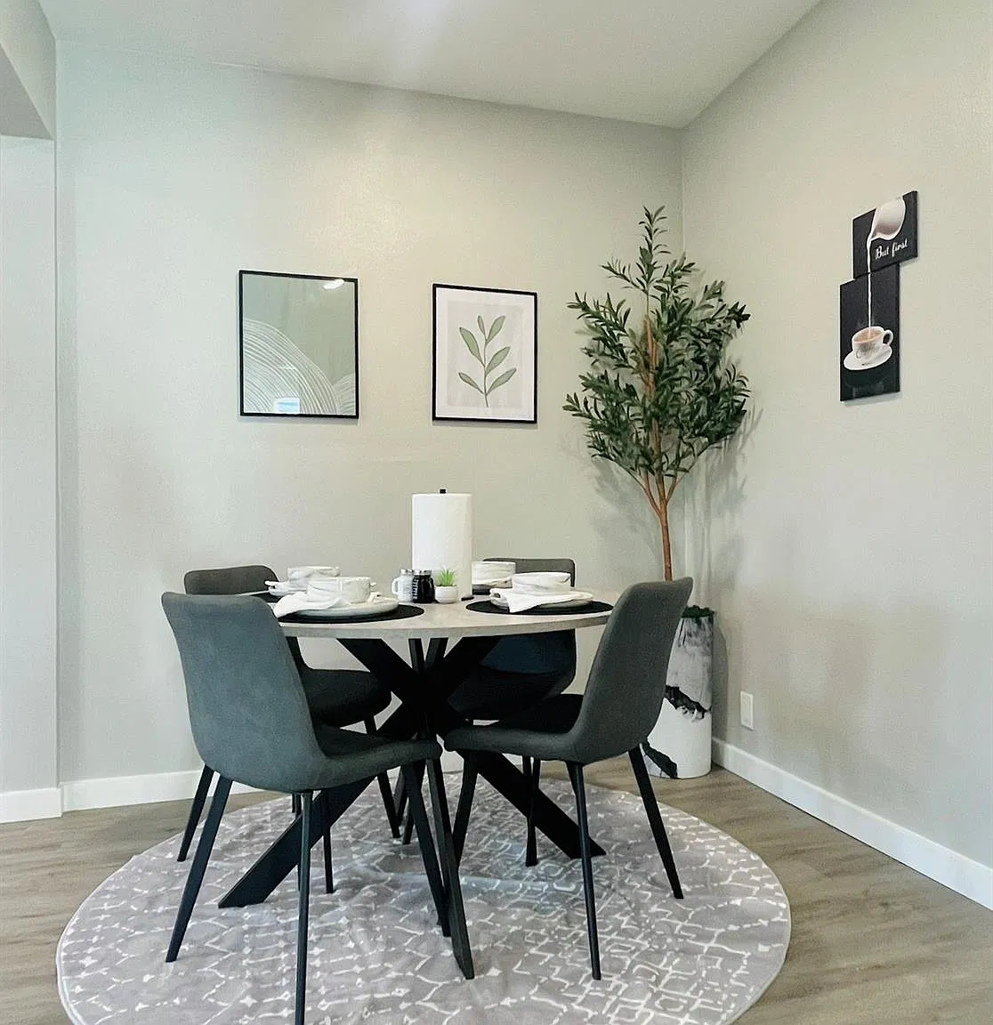 3 bed, 2.0 bath, 2880 sqft, $3,600 — Photo 1