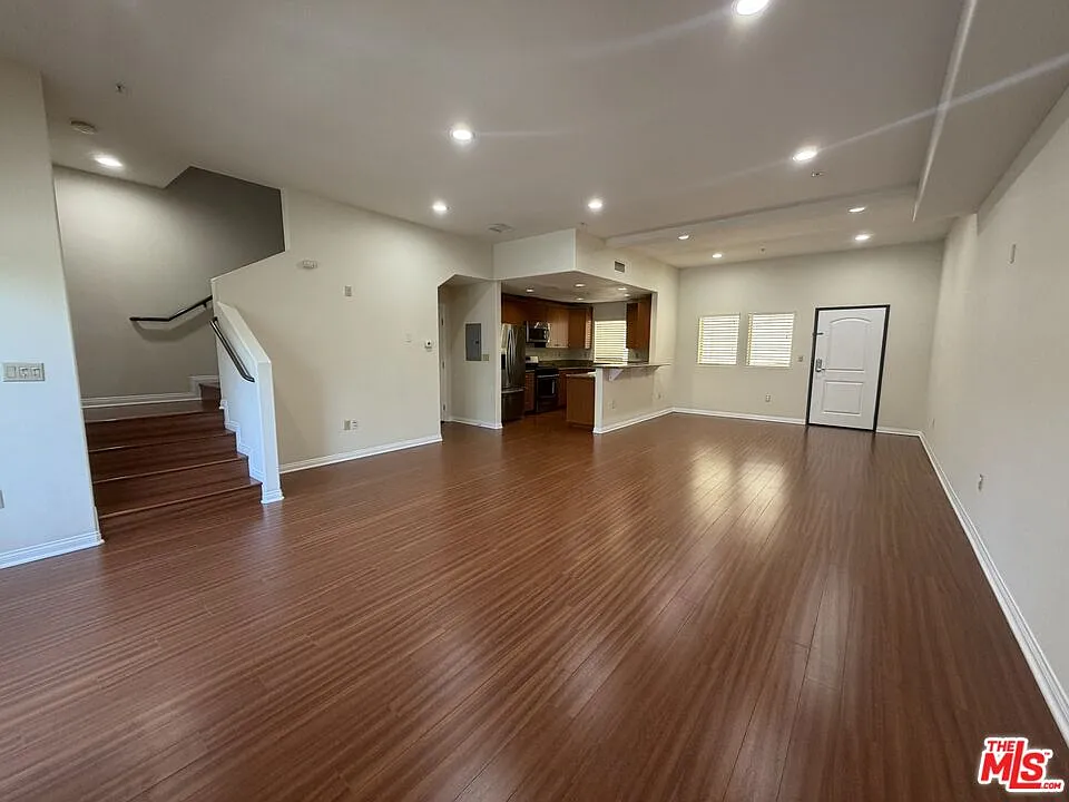15024 Magnolia Blvd #102