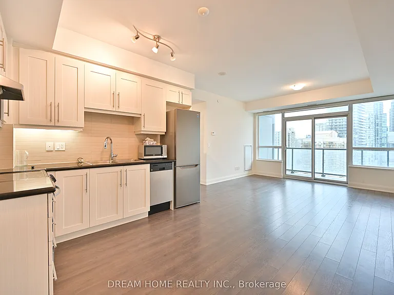 68 Canterbury Pl #1702 — Photo 4