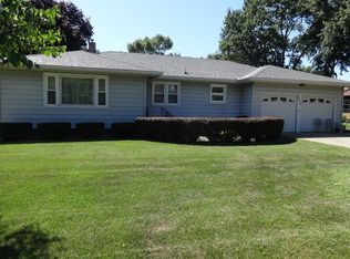 909 Donald St, Henry, IL 61537