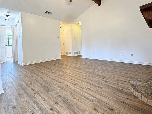 3rd image of 904 Hackberry St