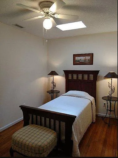 109 Jefferson Dr #UPSTAIRS — Photo 6