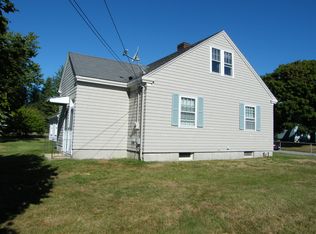 49 Oakwood Rd, Middletown, RI 02842