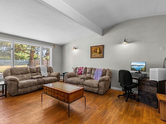 5th image of 1070 Ross Ln N
