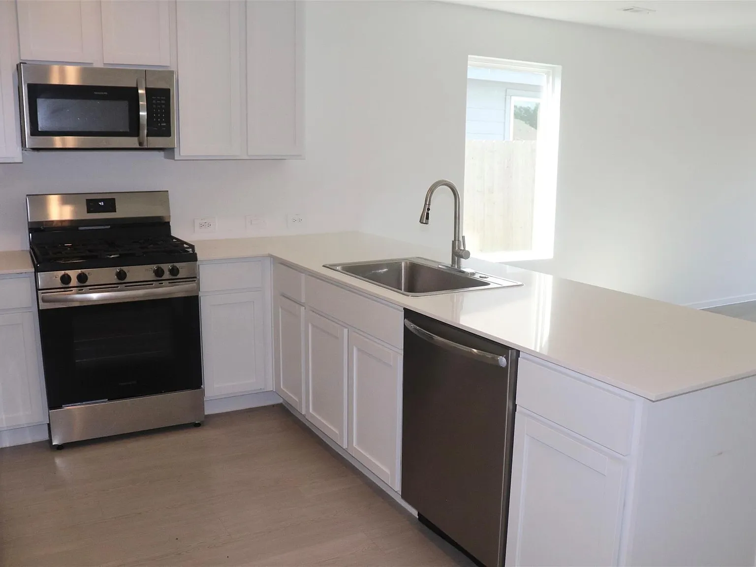 4 bed, 2.5 bath, 1891 sqft, $1,900 — Photo 3