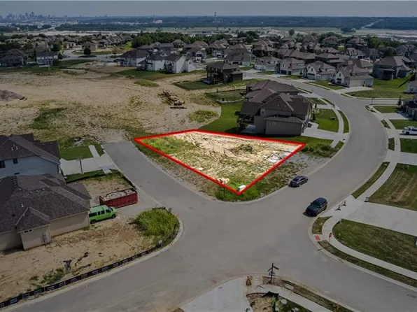 5168 NW 47th St, Riverside, MO 64150
