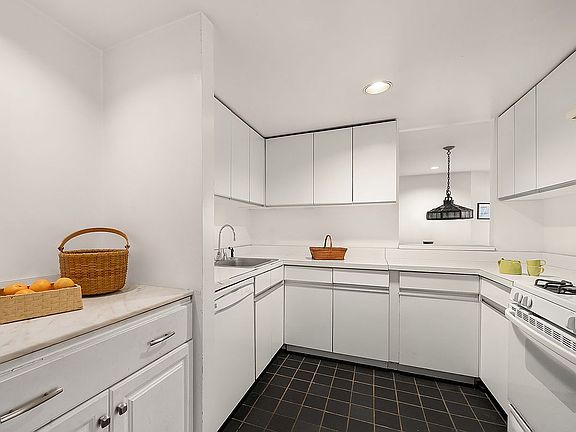 3rd image of 622 Greenwich St APT 3D