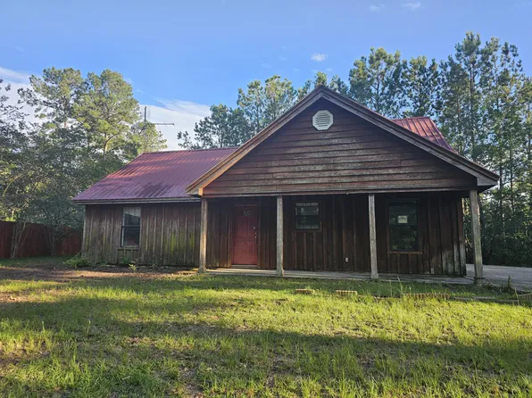61 Pinehill Dr, Collins, MS 39428