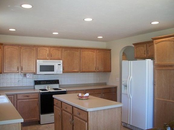 3rd image of 207 Honeysuckle Dr