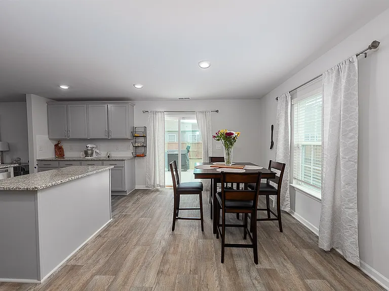416 Isabelle St — Photo 9