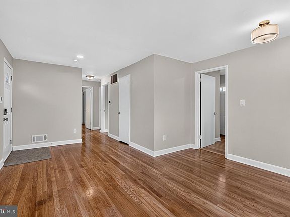 5th image of 7914 W Park Dr