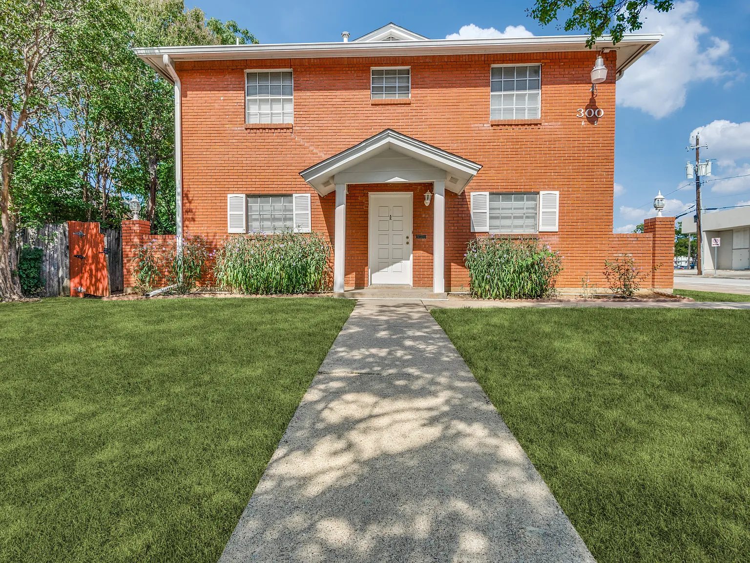 2 bed, 1.5 bath, 1000 sqft, $1,400 — Photo 1