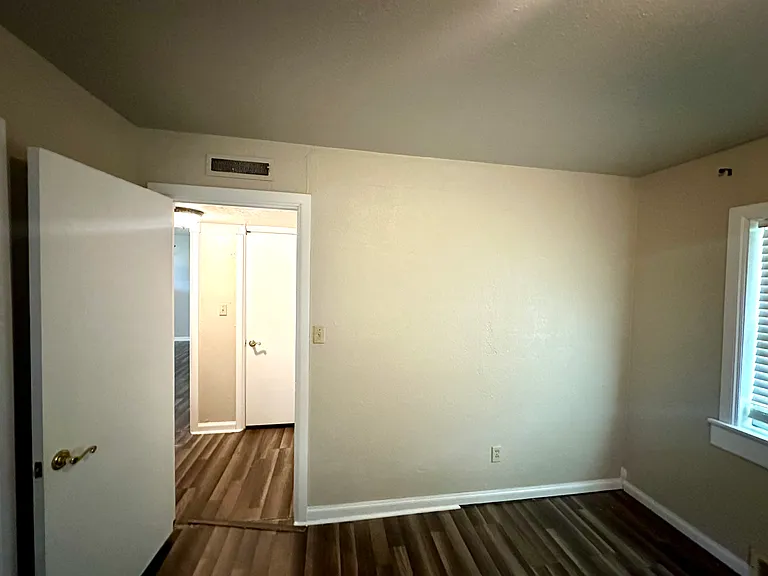 1405 Carlisle Ct — Photo 9