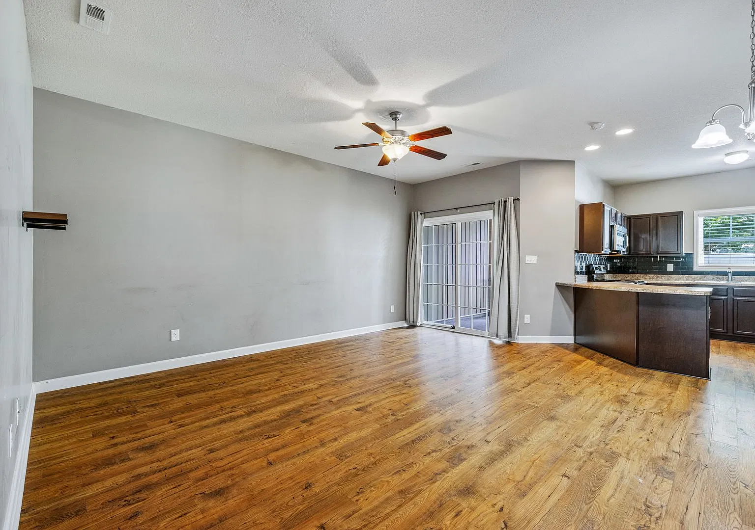 Charming 3-Bedroom Townhome — Photo 4