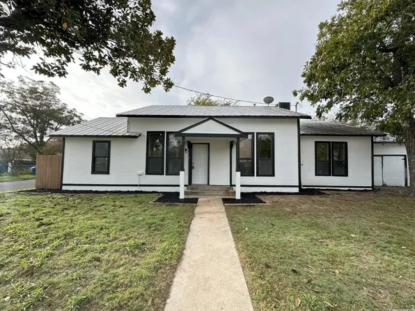 203 Fount St, Pleasanton, TX 78064